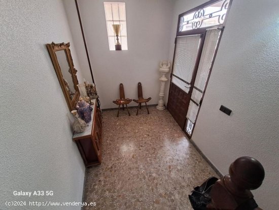 Casa esquina de 4 dormitorios con cochera, con 219 m2, a 550 metros de la playa, en Águilas