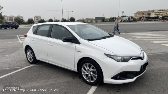  Toyota Auris 1.8 HV Advance de 2015 con 180.000 Km por 11.500 EUR. en Malaga 