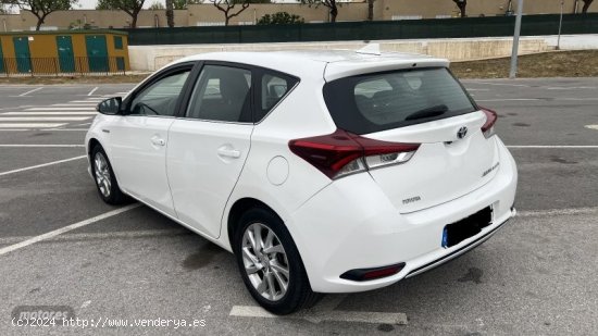 Toyota Auris 1.8 HV Advance de 2015 con 180.000 Km por 11.500 EUR. en Malaga