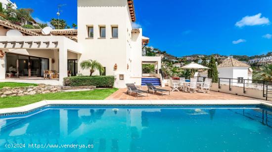 Villa de estilo andaluz, rodeada por impresionantes campos de golf en Los Arqueros, Benahavis - MALA