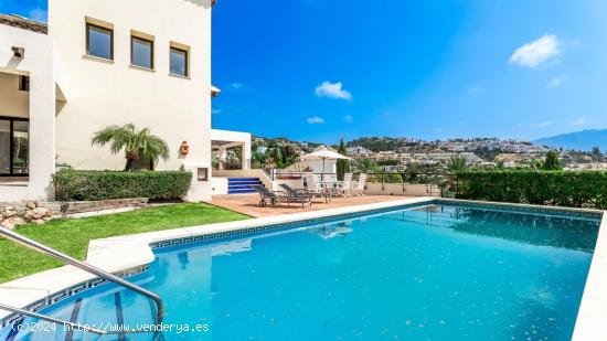 Villa de estilo andaluz, rodeada por impresionantes campos de golf en Los Arqueros, Benahavis - MALA