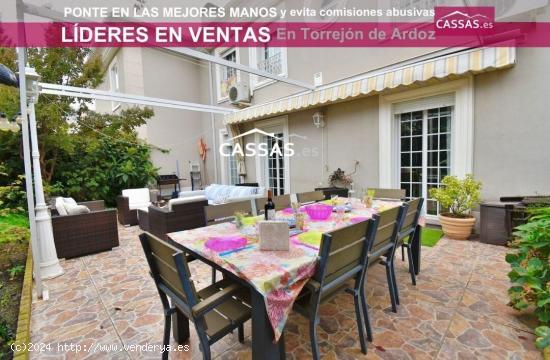  Chalet en TORRENIEVE , 6 habitaciones, 4 baños, jardín, garaje y piscina comunitaria - MADRID 