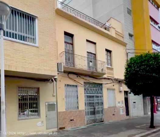 LOCAL EN TAVERNES. PLANTA BAJA CON SÓTANO, Y VIVIENDA EN 1ER. PISO Y TERRAZA. ESPECIAL INVERSORES. 