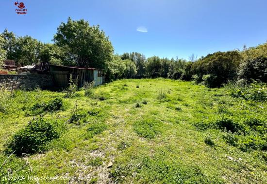 Parcela rústica de 2.408m2 en la calle Molino de la Cruz frente a la urbanización Los Almendros - 