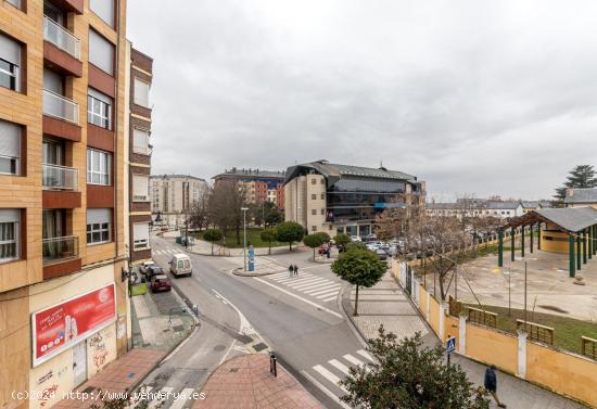 Amplia vivienda céntrica con 4 habitaciones en Ponferrada - LEON