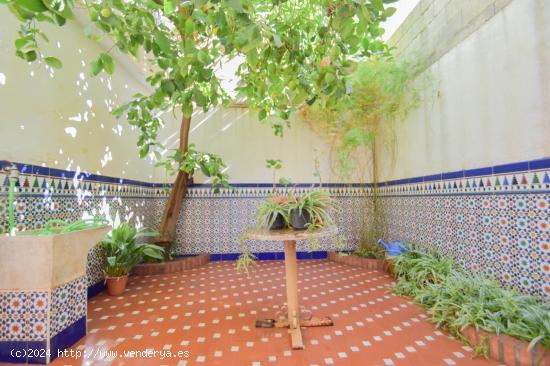 Ponemos en venta esta bonita y acogedora casa en Dúrcal para que la puedas convertir en tu hogar. -