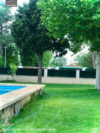 Grupo la Noria Vende parcela urbana con vivienda de 4 dormitorios y piscina. Urbanización los Prado