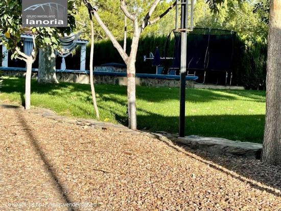 Grupo la Noria Vende parcela urbana con vivienda de 4 dormitorios y piscina. Urbanización los Prado