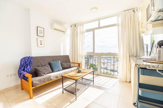 SE VENDE ESTUDIO  CON LICENCIA VACACIONAL Y VISTAS AL MAR - MALAGA