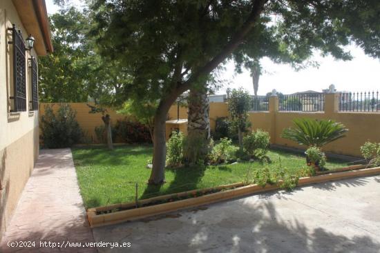 CASA CON PISCINA  EN CARRETERA DEL AEROPUERTO - CORDOBA