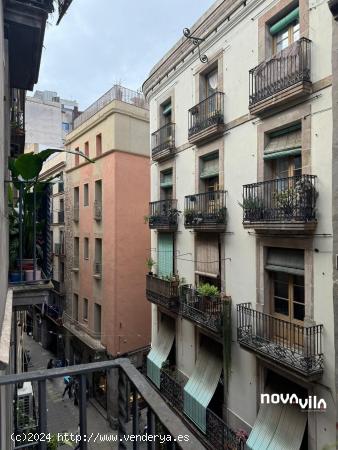 Amplio piso de 4 habitaciones en el corazón de Barcelona - BARCELONA