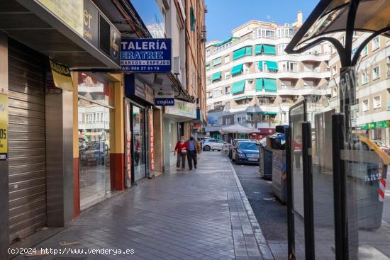  Local comercial en C/ Emperatriz Eugenia - GRANADA 