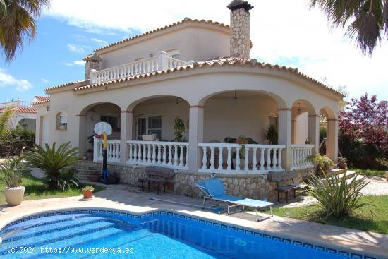  Espectacular chalet a escasos metros del paseo marítimo en la playa de Riumar - TARRAGONA 