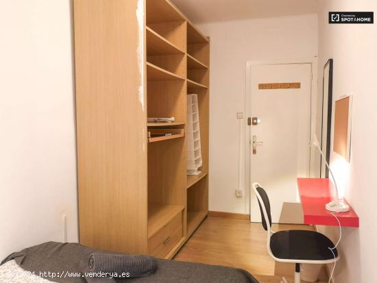  Se alquila habitación en piso de 3 dormitorios en L'Hospitalet de Llobregat - BARCELONA 