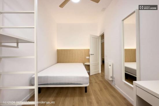  Habitación enorme con armario independiente en un apartamento de 5 dormitorios, El Raval - BARCELON 