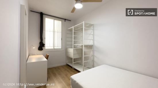 Habitación enorme con armario independiente en un apartamento de 5 dormitorios, El Raval - BARCELON