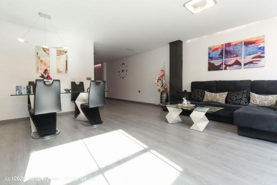 Apartamento de Lujo en centro de Torrevieja con piscina propia y garaje - ALICANTE