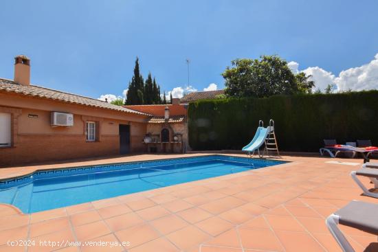 Chalet en Ogijares zona Loma Linda con 1080m de parcela y dos viviendas construidas en planta baja. 