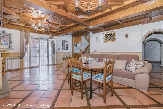 Chalet de Lujo con Encanto Andaluz en Alfacar. ¡Dos viviendas en una! Ideal para familias numerosas