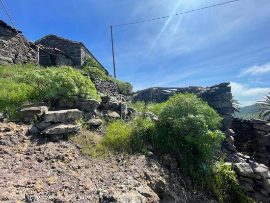 Venta de Encantadora Casa de Piedra de 81 m2 con Terreno 1000 m2 en La Gomera: ¡Un Paraíso Tranqui