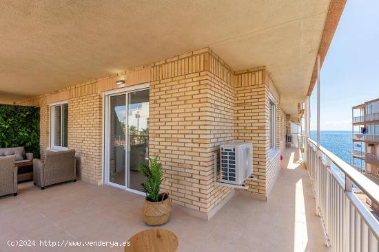 Exclusivo Piso Reformado en Primera Línea de Playa en Torrevieja con Amplia Terraza y Vistas al Mar