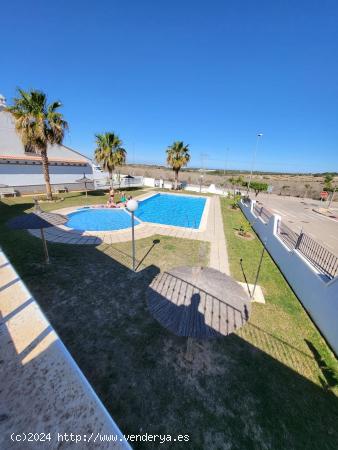 Chalet adosado reformado con piscina y garaje - ALICANTE