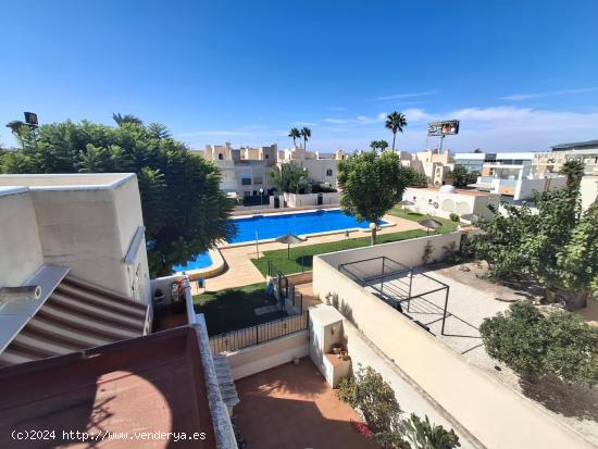 BUNGALÓW EN LA ÚLTIMA PLANTA CON APARCAMIENTO, PISCINA Y SOLÁRIUM - ALICANTE