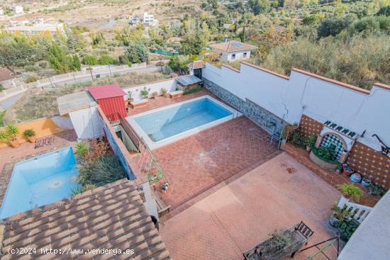 Chalet de Lujo con Encanto Andaluz en Alfacar. ¡Dos viviendas en una! Ideal para familias numerosas