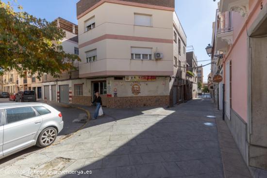 ¡Tu negocio en el corazón de Atarfe! Local comercial en venta con gran escaparate. - GRANADA