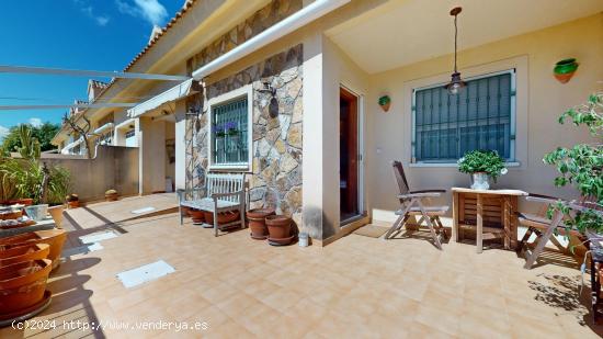 Chalet  de 4+1 dormitorios con jardín y patio en San Pedro del Pinatar - MURCIA