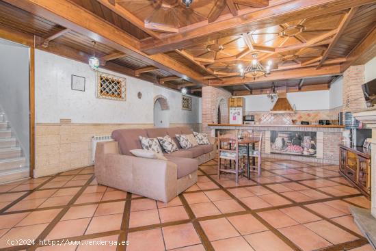 Chalet de Lujo con Encanto Andaluz en Alfacar. ¡Dos viviendas en una! Ideal para familias numerosas