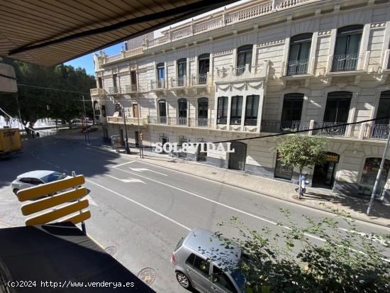 OFICINA EN EL CENTRO DE ORIHUELA PROPIEDAD DE LUJO CON SUELOS DE MÁRMOL, GRANDES VENTANALES CON PRE