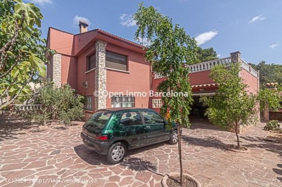 CASA A 4 VIENTOS EN URBANIZACION CANYELLES PUEBLO. - BARCELONA