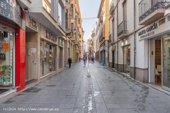 Céntrico y amplio garaje en Calle Puentezuelas junto a Facultad de Traductores - GRANADA