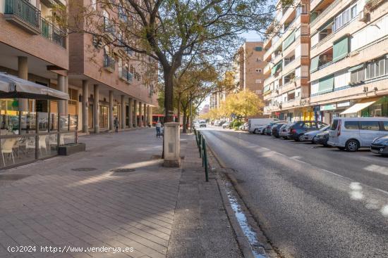 Garaje de 24 m2 en venta junto al Paseo del Emperador Carlos V - GRANADA