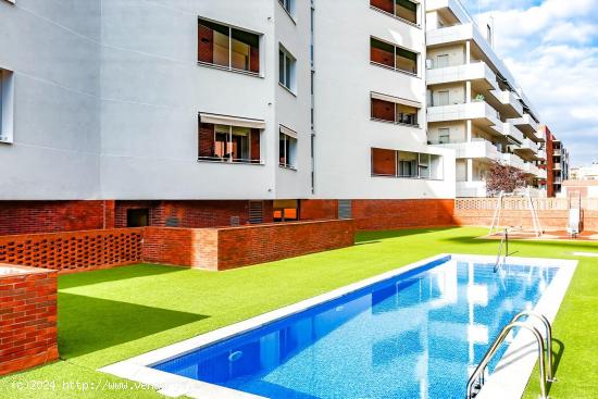  Piso en venta en Molins de Rei con plaza de parking y piscina comunitaria - BARCELONA 