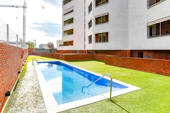 Piso en venta en Molins de Rei con plaza de parking y piscina comunitaria - BARCELONA