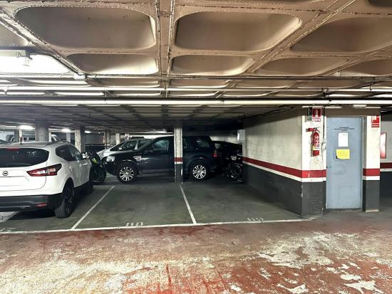  PLAZA DE APARCAMIENTO EN ALQUILER PARA COCHE GRANDE - BARCELONA 