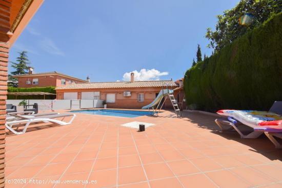 Chalet en Ogijares zona Loma Linda con 1080m de parcela y dos viviendas construidas en planta baja. 