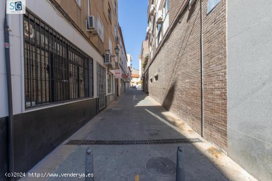 ¡Tu negocio en el corazón de Atarfe! Local comercial en venta con gran escaparate. - GRANADA