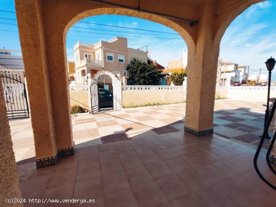  Fantástico chalet independiente con maravillosas vistas en Urbanización La Marina, Alicante - ALIC 