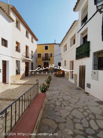 Se vende casa de pueblo de tres plantas en Polop - ALICANTE