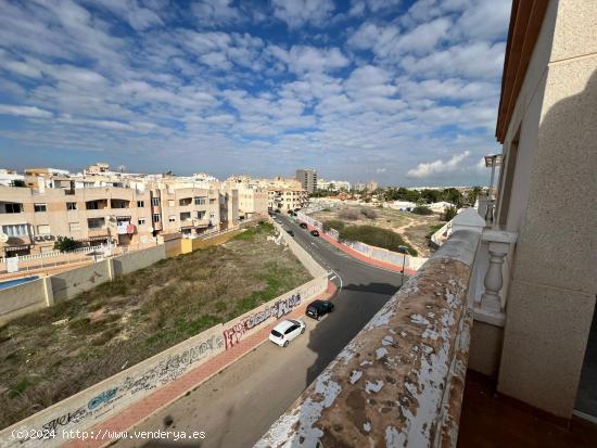 Ático de dos dormitorios y un baño con vistas despejadas y piscina - ALICANTE