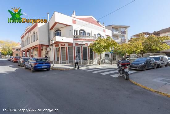 ¡Tu negocio en el corazón de Atarfe! Local comercial en venta con gran escaparate. - GRANADA