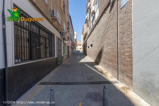 ¡Tu negocio en el corazón de Atarfe! Local comercial en venta con gran escaparate. - GRANADA