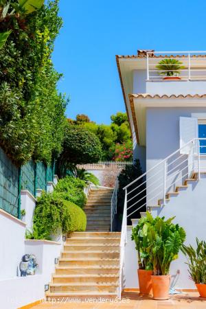 SE VENDE ELEGANTE CHALET EN LA CIMA DE BENDINAT CON VISTAS AL MAR - BALEARES