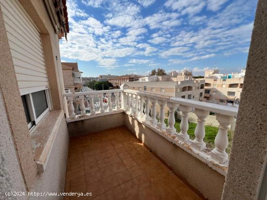  Ático de dos dormitorios y un baño con vistas despejadas y piscina - ALICANTE 