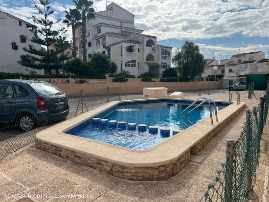 Ático de dos dormitorios y un baño con vistas despejadas y piscina - ALICANTE