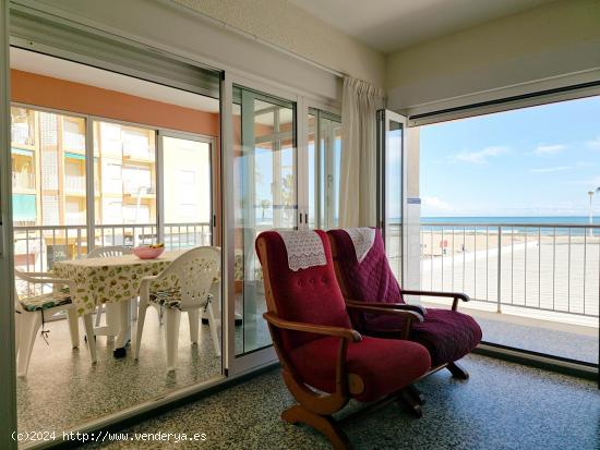 ¡Amplio y hermoso piso en primera línea de playa con enorme terraza! - VALENCIA