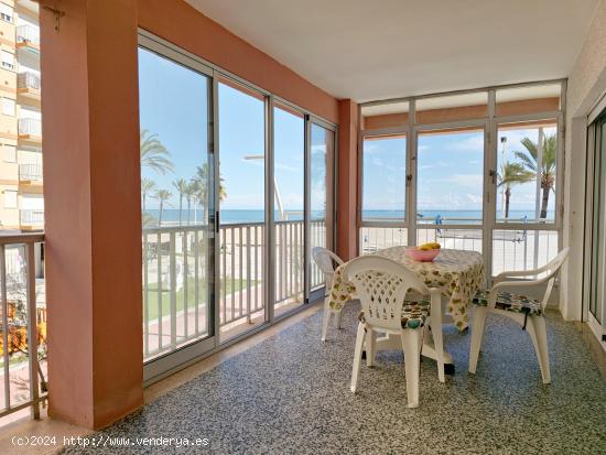 ¡Amplio y hermoso piso en primera línea de playa con enorme terraza! - VALENCIA